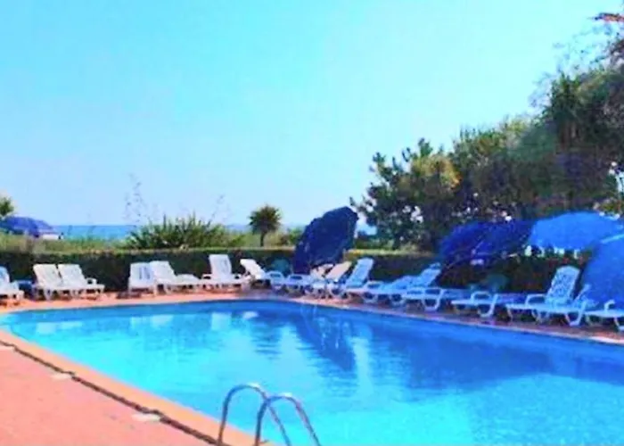 Les Pieds Dans L'eau * סן-ניקולאו